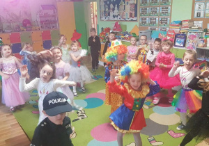 Dzieci podczas balu karnawałowego.