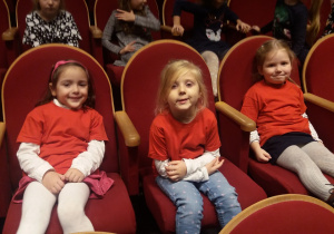 Marta, Nadia i Marysia w teatrze.