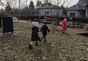 Zabawy na przedszkolnym placu.