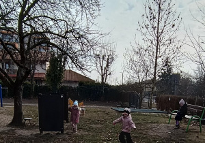 Zabawy na przedszkolnym placu.