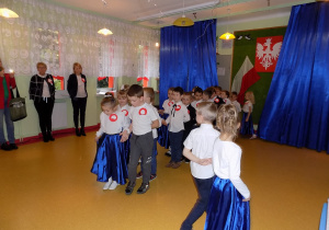 Dzieci z grupy "Żabki" tańczą Poloneza.