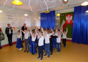 Dzieci z grupy "Żabki" tańczą Poloneza.