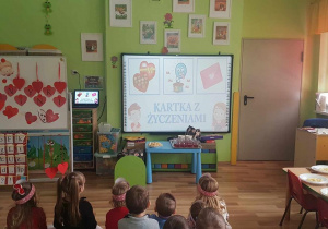 Dzieci rozwiązują zagadki .