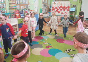Wspólna zabawa z dziećmi z grupy Biedronki.