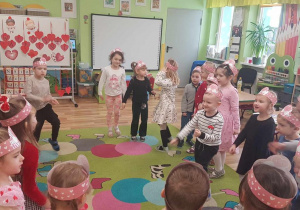 Wspólna zabawa z dziećmi z grupy Biedronki.