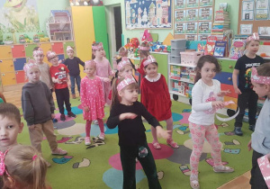 Wspólna zabawa z dziećmi z grupy Biedronki.