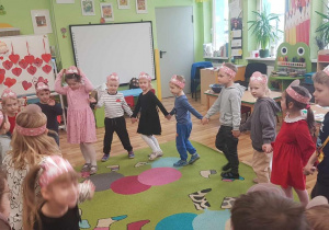 Wspólna zabawa z dziećmi z grupy Biedronki.