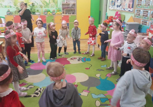 Wspólna zabawa z dziećmi z grupy Biedronki.