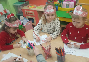 Dzieci wykonują kartki walentynkowe.
