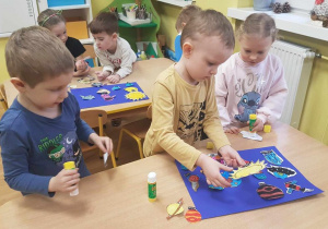 Dzieci tworzą własną wizualizację Układu Słonecznego.