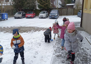 Zabawy na śniegu.