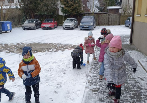 Zabawy na śniegu.