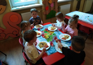 Nikodem, Maja, Ola i Adrian bardzo lubią przedszkolne posiłki