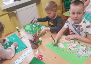 Dzieci podczas wykonywania pracy plastycznej.