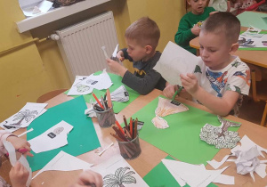 Dzieci podczas wykonywania pracy plastycznej.