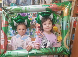 "Odkrywamy świat pradawnych gigantów"-praca plastyczna.