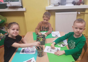 Dzieci podczas wykonywania pracy plastycznej.