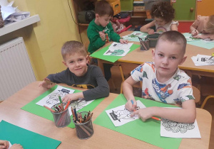 Dzieci podczas wykonywania pracy plastycznej.