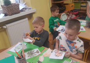 Dzieci podczas wykonywania pracy plastycznej.