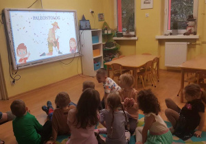 Dzieci rozwiązują zagadki.