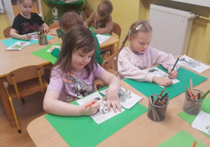 Dzieci podczas wykonywania pracy plastycznej.