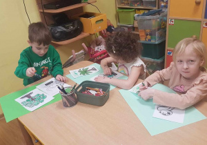Dzieci podczas wykonywania pracy plastycznej.
