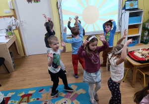 Zabawa ruchowa "Słońce, deszcz, burza".