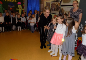 Natalka, Lena i Oliwka z grupy "Żabki" śpiewają hymn przedszkola