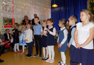 Ania, Filip, Wiktor, Adrianka, Ala, Ania, Adaś i Zuzia z grupy "Myszki" mówią wierszyki