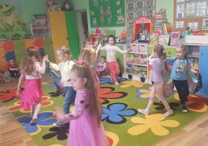 " Teatr z Calineczką" w ramach Kutnowskich Grantów Oświatowych " Sięgaj, gdzie wzrok nie sięga"