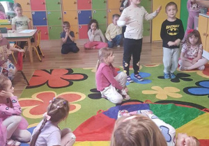 " Teatr z Calineczką" w ramach Kutnowskich Grantów Oświatowych " Sięgaj, gdzie wzrok nie sięga"