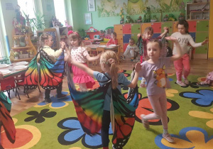 " Teatr z Calineczką" w ramach Kutnowskich Grantów Oświatowych " Sięgaj, gdzie wzrok nie sięga"