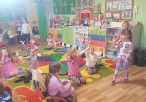 " Teatr z Calineczką" w ramach Kutnowskich Grantów Oświatowych " Sięgaj, gdzie wzrok nie sięga"