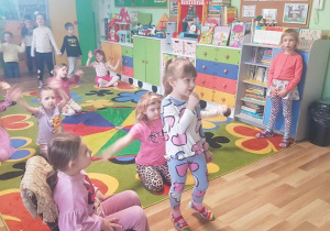" Teatr z Calineczką" w ramach Kutnowskich Grantów Oświatowych " Sięgaj, gdzie wzrok nie sięga"