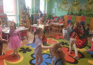 " Teatr z Calineczką" w ramach Kutnowskich Grantów Oświatowych " Sięgaj, gdzie wzrok nie sięga"