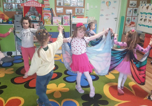 " Teatr z Calineczką" w ramach Kutnowskich Grantów Oświatowych " Sięgaj, gdzie wzrok nie sięga"