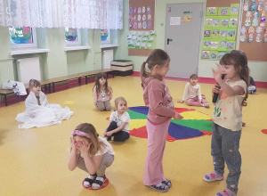 " Teatr z Calineczką" w ramach Kutnowskich Grantów Oświatowych " Sięgaj, gdzie wzrok nie sięga".