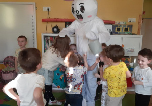Elfiki witają Zajączka wielkanocnego.