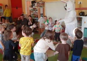 Taniec dzieci z zajączkiem.