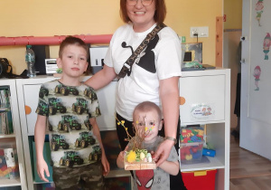 Staś z mamą i bratem prezentują swój stroik wielkanocny.