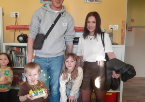 Olek z rodzicami i siostrą prezentują swój stroik wielkanocny.