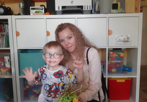 Gracjan z mamą prezentują swój stroik wielkanocny.