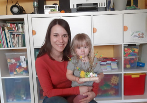 Amelka z mamą prezentują swój stroik wielkanocny.