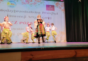 Międzyprzedszkolny Przegląd Inwencji Twórczej - "Z różą w tle".