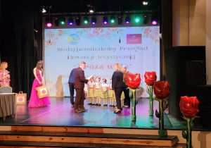Międzyprzedszkolny Przegląd Inwencji Twórczej - "Z różą w tle".