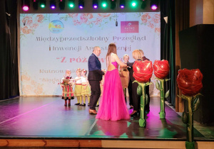 Międzyprzedszkolny Przegląd Inwencji Twórczej - "Z różą w tle".