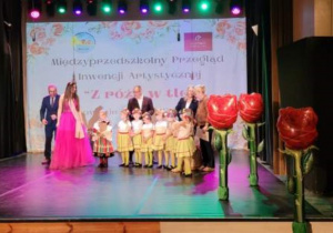 Międzyprzedszkolny Przegląd Inwencji Twórczej - "Z różą w tle".