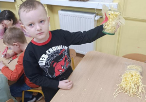 Dzieci wykonują kurczaczki ze słoika.