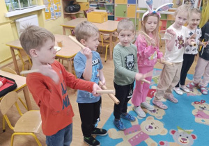 Zabawa przy piosence "Jedna mała kurka".