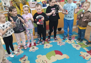 Zabawa przy piosence "Jedna mała kurka".